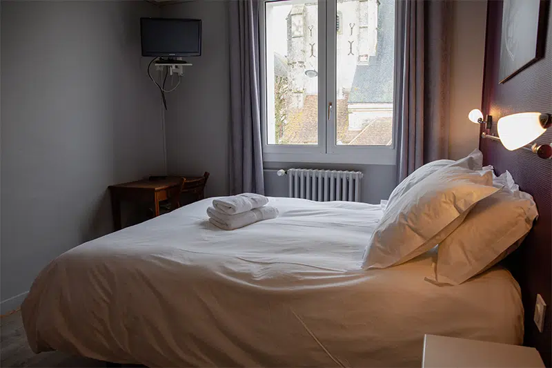 Chambre avec lits jumeaux et vue sur l'église à Tourouvre