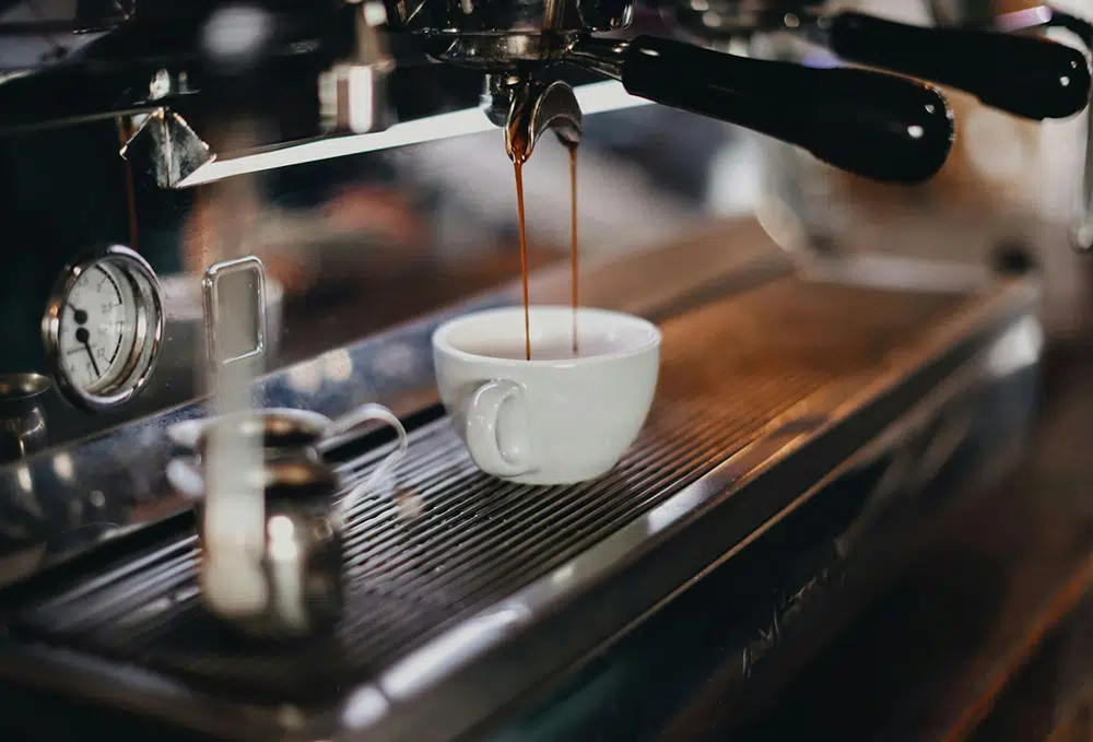 Partager un café autour d'une réunion de travail au Perche Hôtel de France